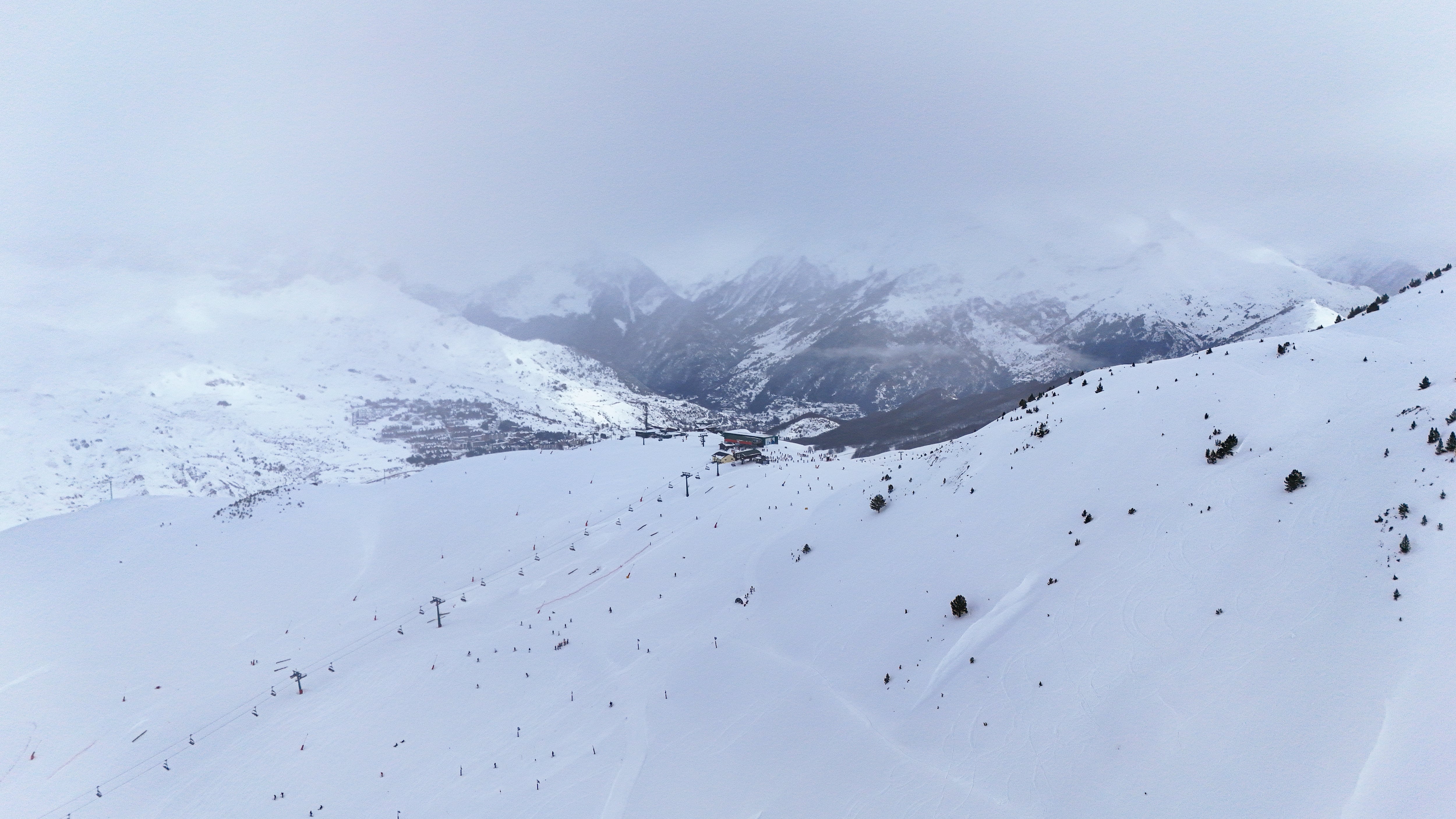 El Pirineo sigue cargado de nieve