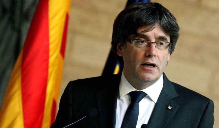 El presidente de la Generalitat, Carles Puigdemont, durante la comparecencia que ha realizado esta tarde en el Palau de la Generalitat, en Barcelona, en la que ha dejado vía libre para que el Parlament apruebe una declaración de independencia, al no haber