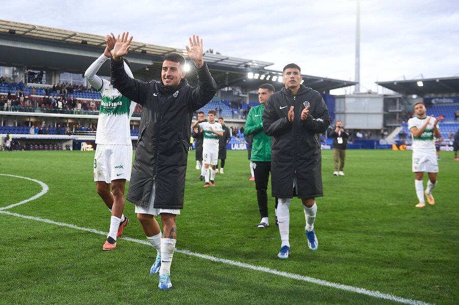 Nico Fernández, en primer plano, y sus compañeros saludan a la afición ilicitana tras la victoria