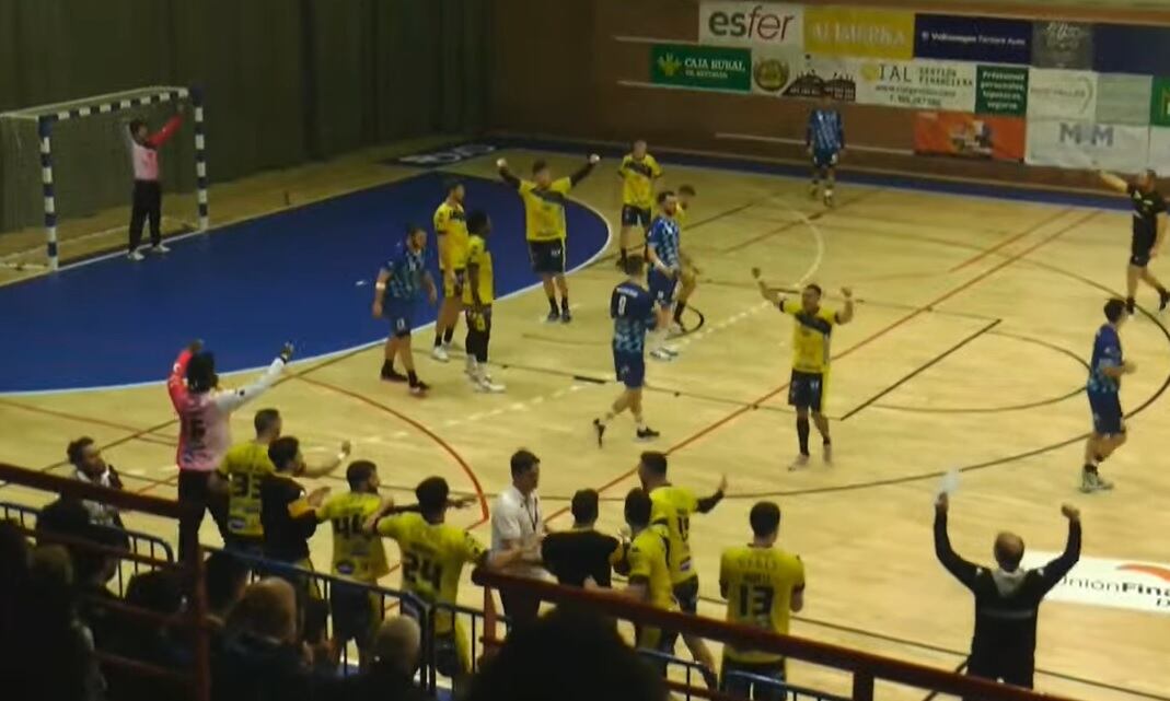 La plantilla del Tubos Aranda celebra el triunfo (27-30) en Vallobín ante Unión Financiera Oviedo