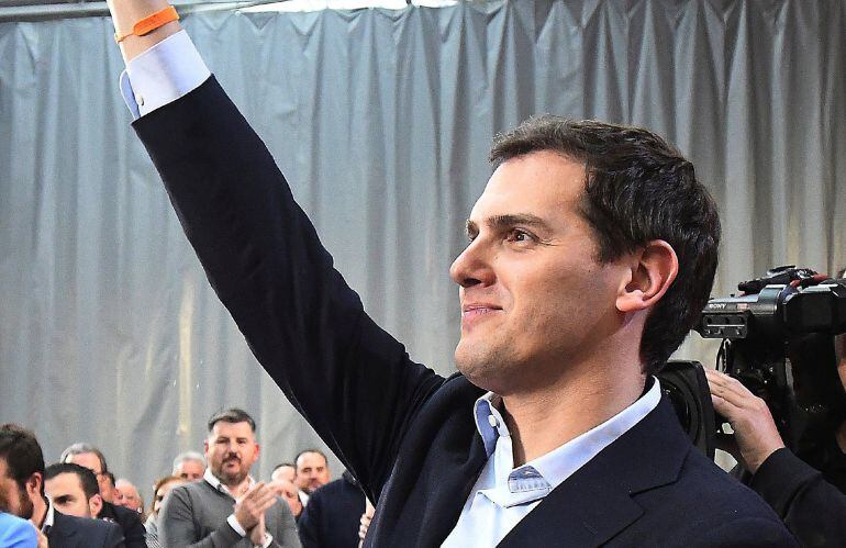 El presidente de Ciudadanos, Albert Rivera, saluda a los militantes de su partido en un encuentro celebrado recientemente en León