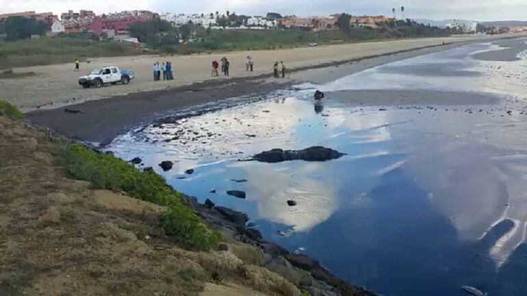 La playa de La Concha en Algeciras afectada por el vertido de hidrocarburos