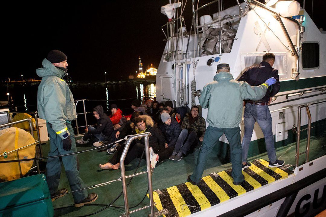 Llegada la noche del miércoles al puerto de Motril, en Granada, de 18 inmigrantes de origen magrebí que fueron interceptados por efectivos del Servicio Marítimo de la Guardia Civil cuando navegaban en una embarcación en las cercanías de la costa granadina