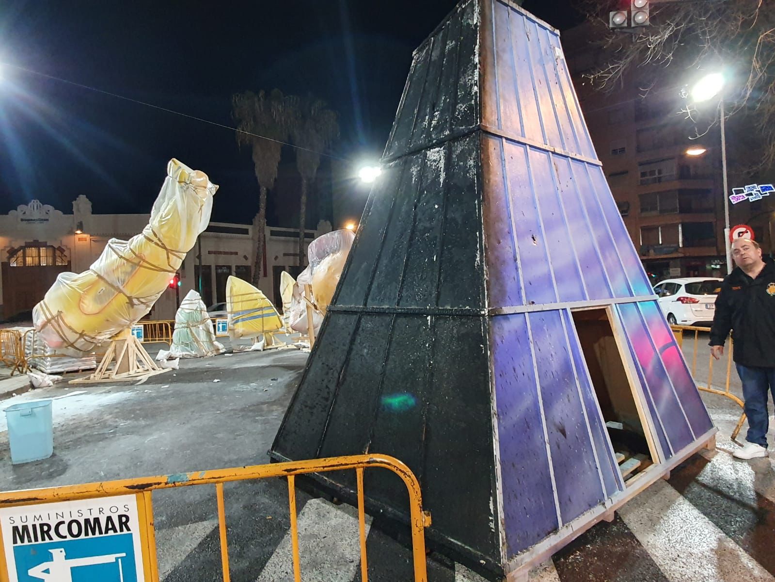 Parte de la falla de la comisión Joaquín Ballester ha quedado destrozada tras un incendio provocado