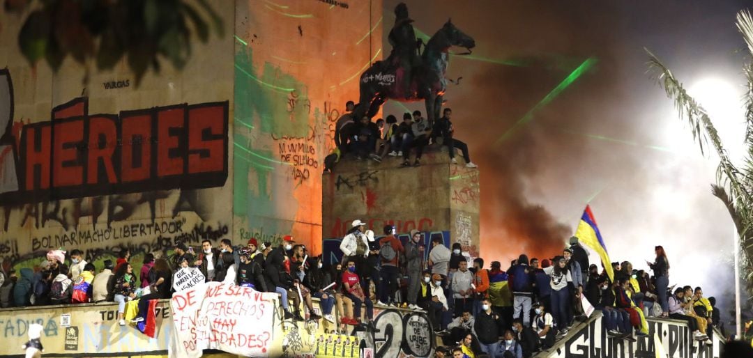 Cientos de personas se concentran cerca del Monumento a los Héroes en el marco del Paro Nacional convocado contra políticas sociales y económicas del presidente Iván Duque