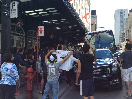 Aficionados del Real Madrid ocupan la entrada del hotel donde se hospeda la expedición blanca