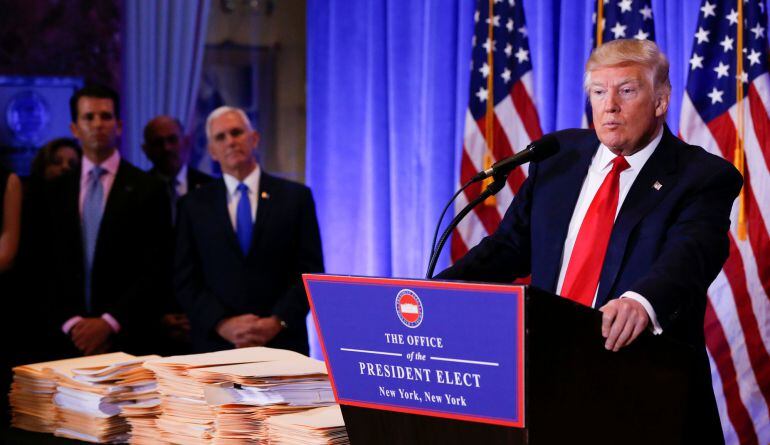 Donald Trump y el vicepresidente Mile Pence durante la rueda de prensa en la torre Trump, en Nueva York.