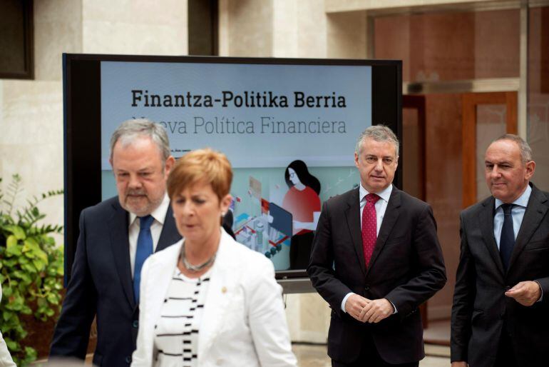 El Lehendakari, Iñigo Urkullu (2d) junto al Diputado general de Álava, Ramiro González (d) y sus consejeros, de Consejera de Desarrollo Económico e Infraestructuras, Arantxa Tapia (2i) y de Hacienda y Economía, Pedro Azpiazu (i) entran en el acto de esta 