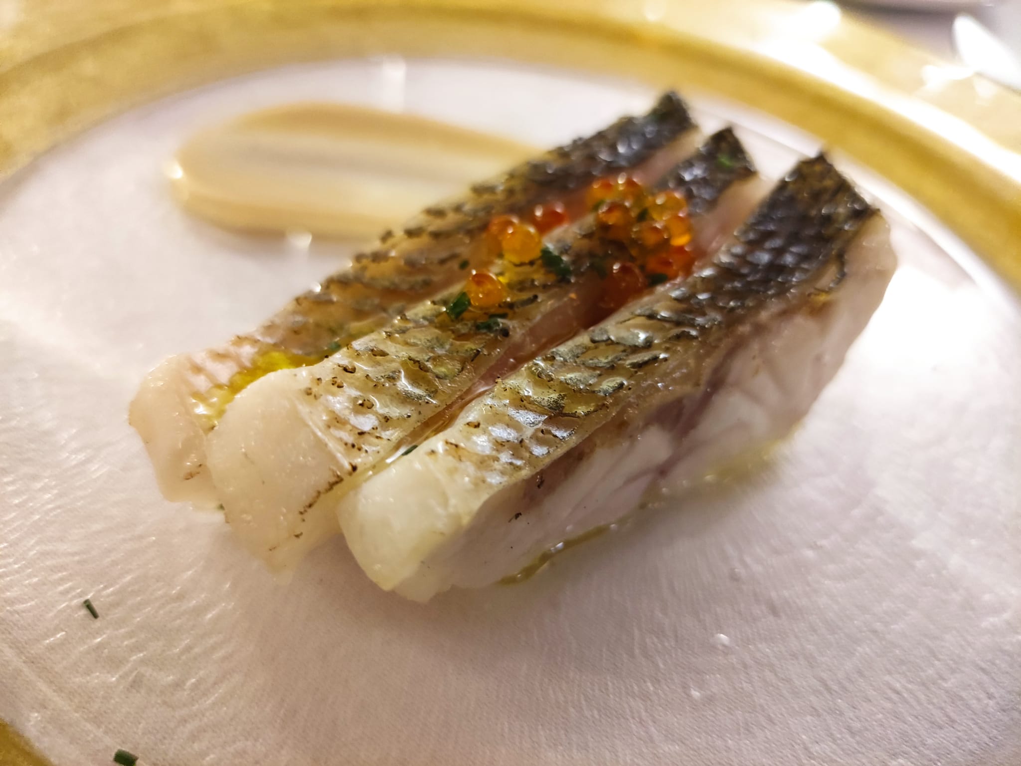 Lubina, sarmiento, coliflor y huevas