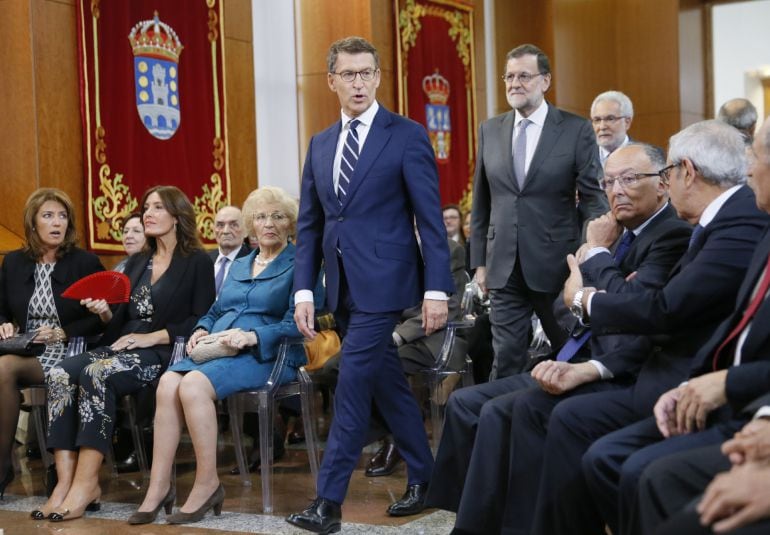 Alberto Núñez Feijóo, acompañado por el presidente del Gobierno, Mariano Rajoy, pasa ante su hermana Micaela; su novia, Eva Cárdenas, su madre, Sira, y los expresidentes de la Xunta, Emilio Pérez Touriño y Fernando González Laxe, a su llegada al acto sole