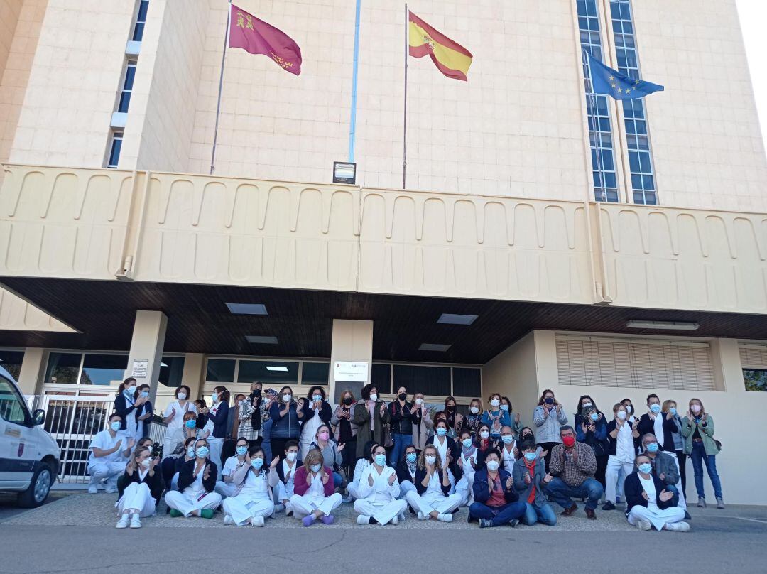 Sanitarios de la Residencia Domingo Sastre de Lorca en una sentada exigiendo no ser despedidos