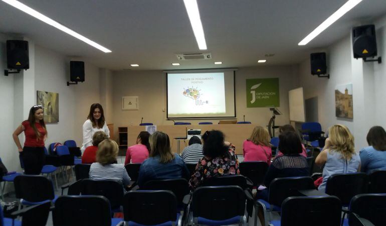 Maribel Moral y Azucena Caballero, de pie a la izquierda, momentos antes e iniciar el taller