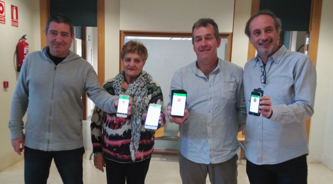 Los concejales Pedro Leralta, Albina Prieto, Ignacio Moros y el alcalde Arturo Goldaracena estrenan la app