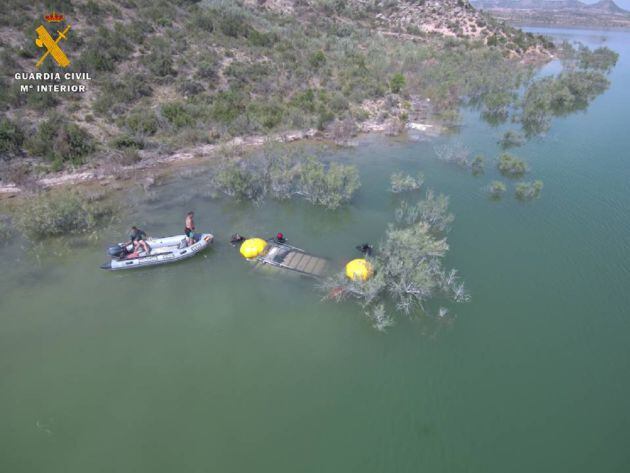 Operativo de la Guardia Civil en este embalse del término municipal de Caspe (Zaragoza)