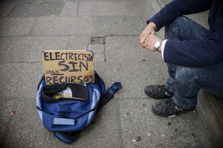 Un hombre pide limosna en la calle. EFE/Archivo