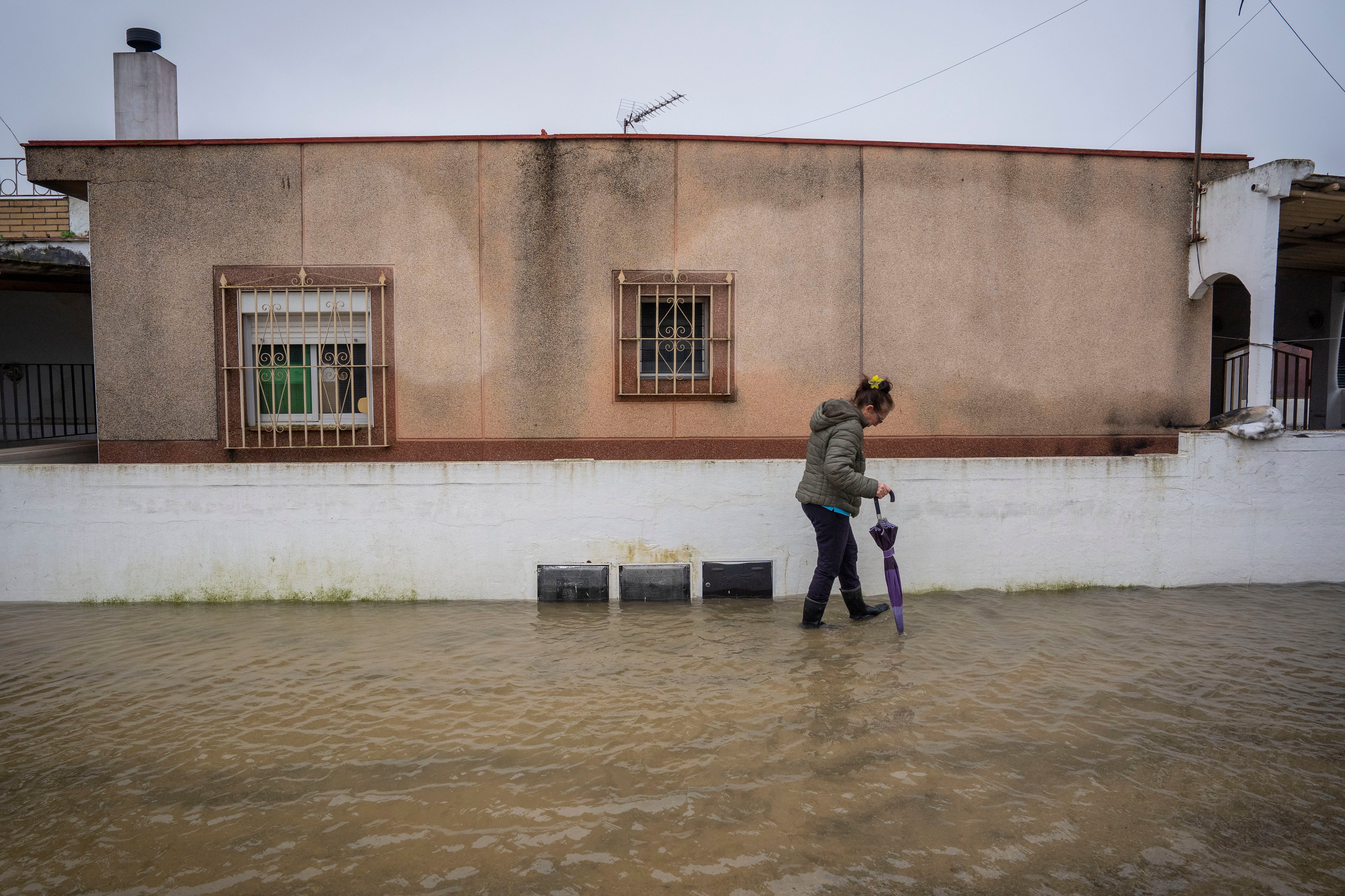 Vecinos de El Portal en Jerez de la Frontera comprueban los daños causados por la inundación