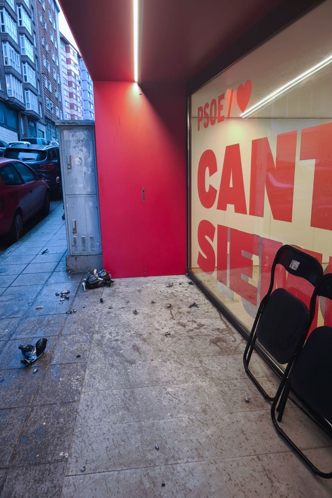 GRAF3800. SANTANDER (ESPAÑA), 25/04/2025.- El PSOE de Cantabria ha denunciado ante la Policía Nacional que una persona encapuchada ha lanzado dos botellas con explosivos caseros al interior de su sede en Santander durante la celebración de un acto de memoria democrática. Ambas botellas han explotado en la entrada principal de la sede socialista, sin que nadie haya resultado herido, porque una de las participantes en el acto ha cogido ambas botellas y las ha lanzado a tiempo al exterior, según señala el PSOE en un comunicado. EFE/PSOE CANTABRIA SOLO USO EDITORIAL/SOLO DISPONIBLE PARA ILUSTRAR LA NOTICIA QUE ACOMPAÑA (CRÉDITO OBLIGATORIO)