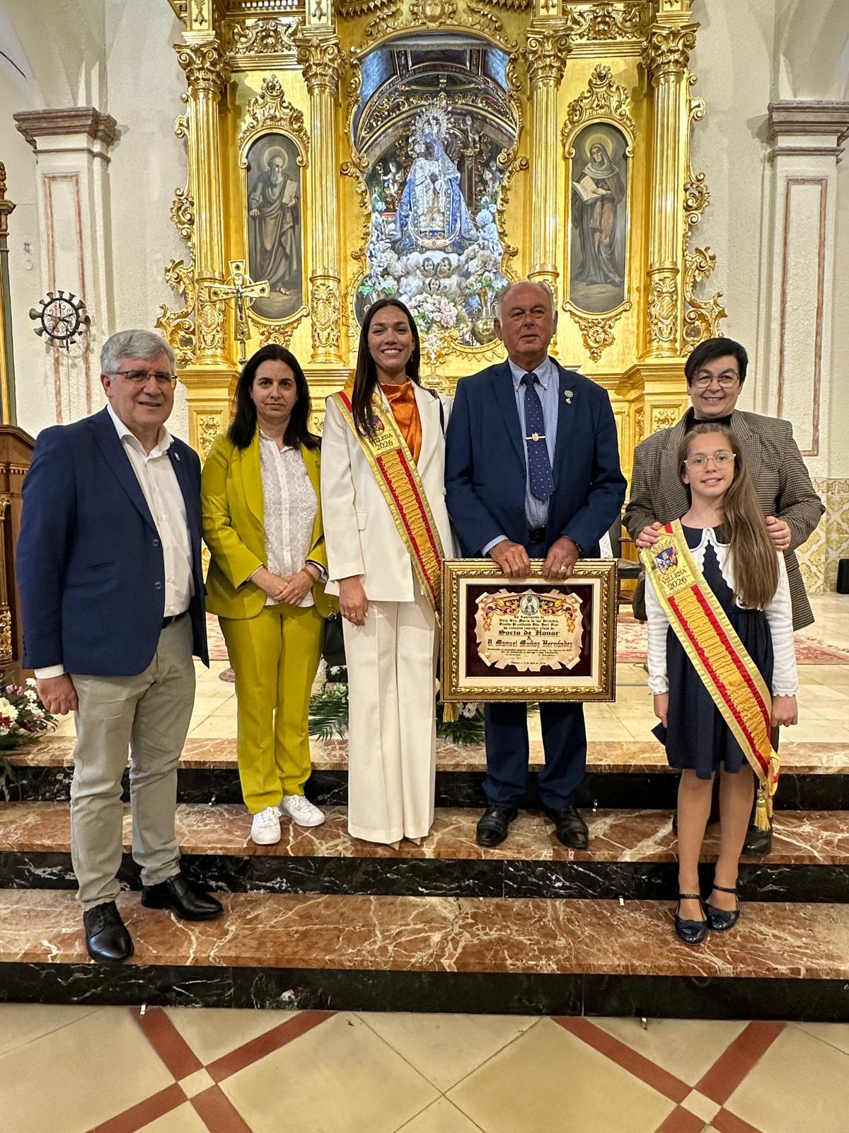 "Socio de honor·, con autoridades y regidoras