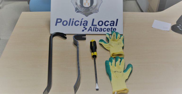 Imagen del material con el que los detenidos intentaron asaltar un comercio de la calle Dionisio Guardiola