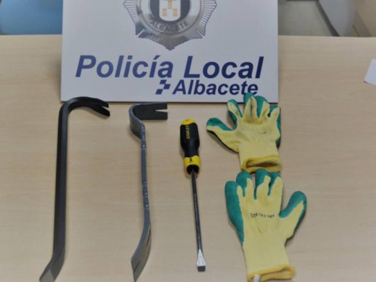 La Policía Local evita el robo en un comercio de la calle Dionisio Guardiola