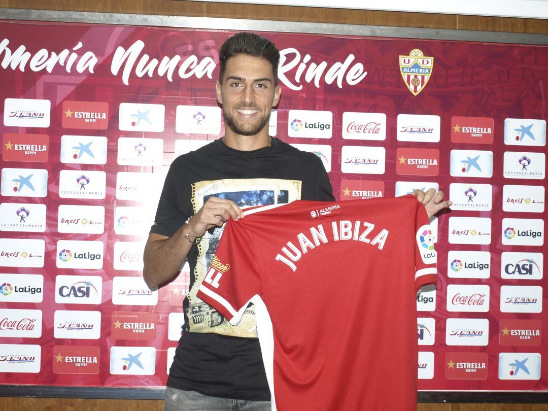 Juan Ibiza en su segunda presentación con el Almería.