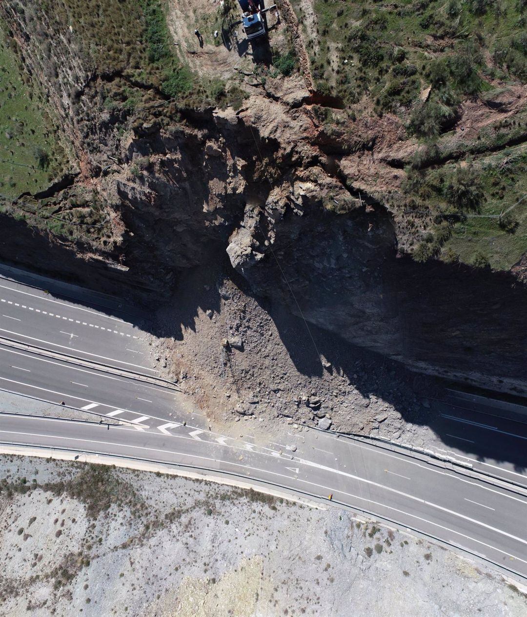 Derrumbe de un talúd de la A-7 a su paso por Castell de Ferro