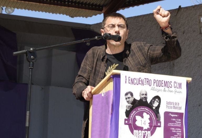 El número 3 de Podemos, Juan Carlos Monedero, durante su intervención en en I Encuentro de Podemos Castilla-La Mancha celebrado en Alcázar de San Juan (Ciudad Real).