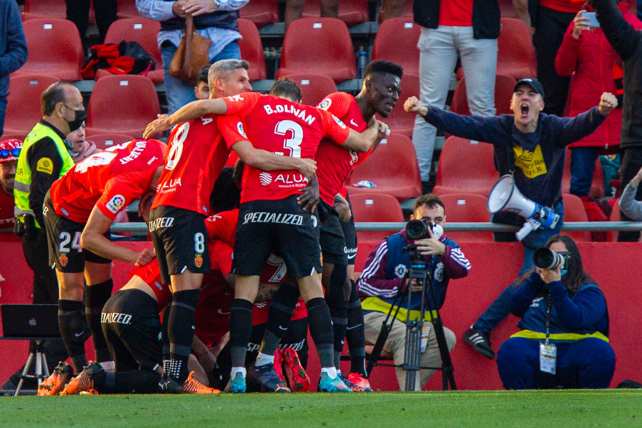 PALMA DE MALLORCA, 19/04/2022.- Los jugadores del Mallorca celebran el 2-0 durante el encuentro correspondiente a la jornada 33 de LaLiga Santander disputado este martes entre el RCD Mallorca y el Deportivo Alavés en el estadio de Son Moix de Mallorca. EFE/ Cati Cladera