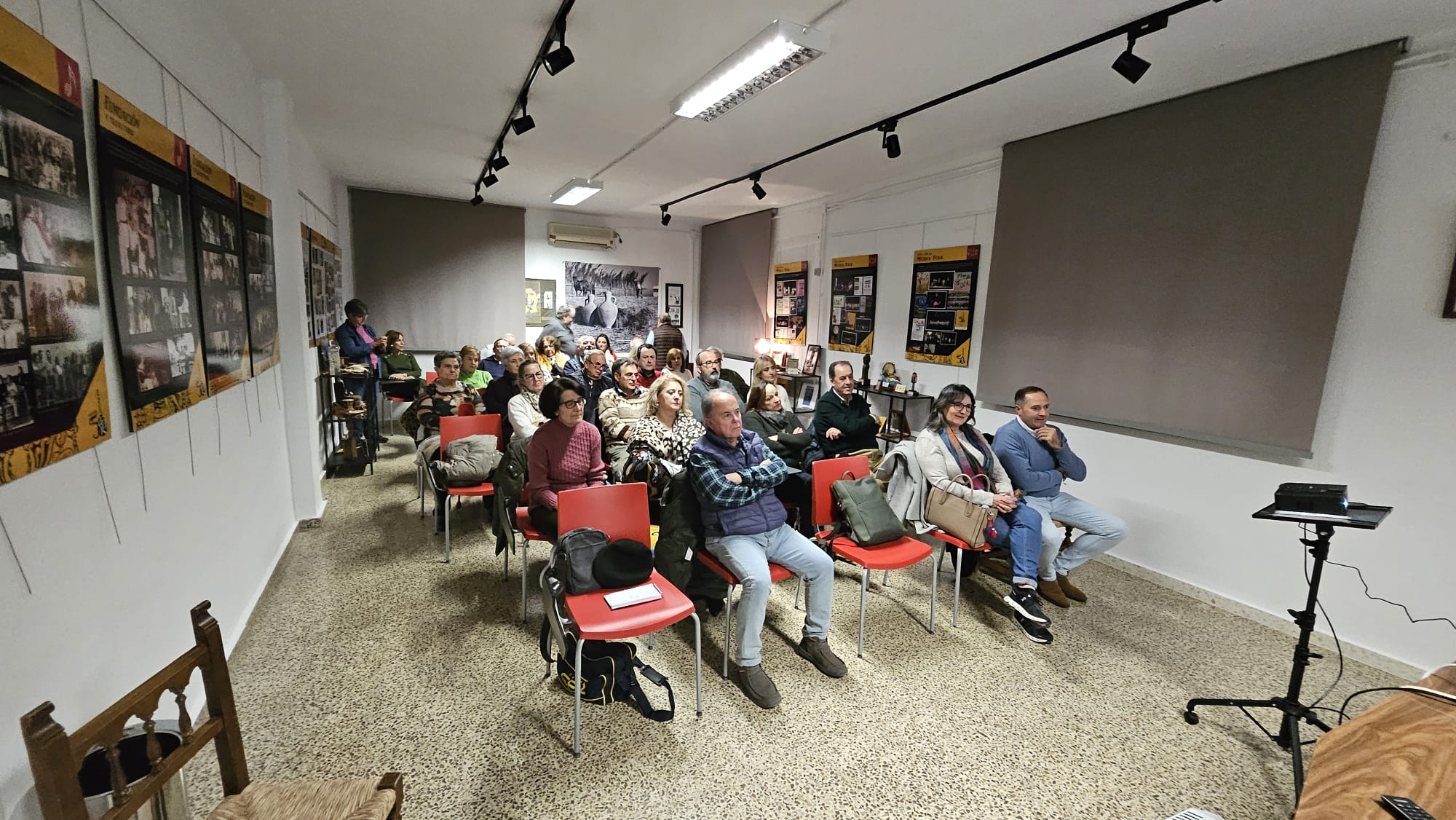 Público asistente a la conferencia en el Espacio Andaraje