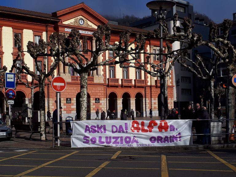 Una pancarta colocada por los huelguistas en la plaza de Unzaga de Eibar