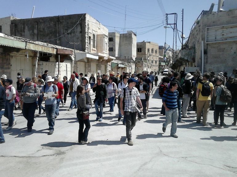 &#039;Breaking the Silence&#039; es una de las organizaciones israelíes más activas contra la ocupación. En la foto se ve una de sus visitas guiadas a la ciudad vieja de Hebrón, único caso en que los asentamientos israelíes están dentro de la propia ciudad palestin