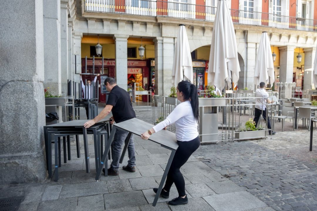 Varios empleados de un bar de la Plaza Mayor de Madrid