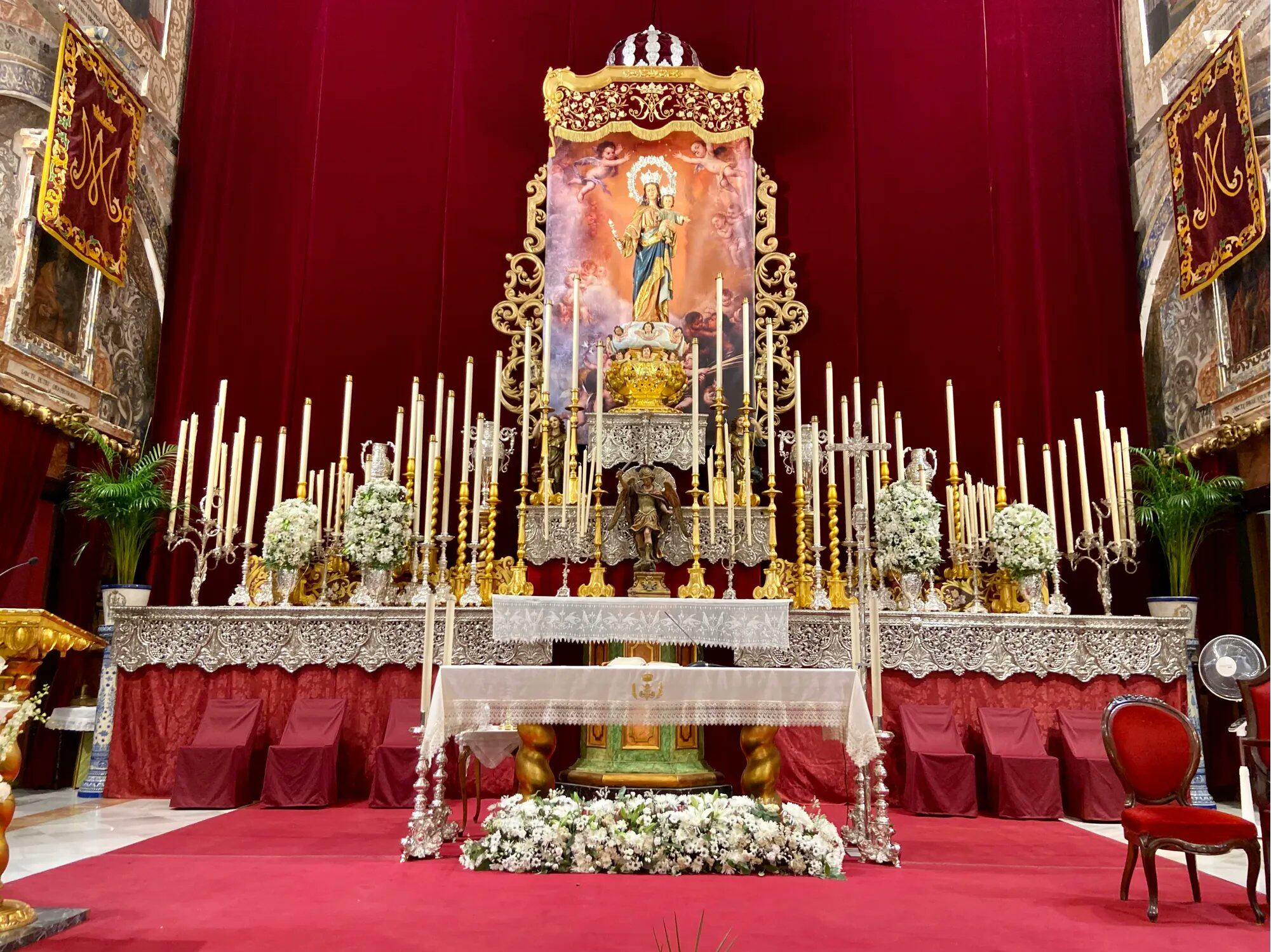 María Auxiliadora de la Trinidad en el altar mayor de su Basílica