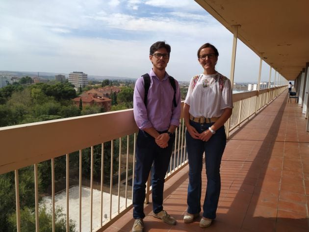 Los arquitectos Antonio Lara y Ángela Bascón en la terraza de la quinta planta del Hospital Provincial.