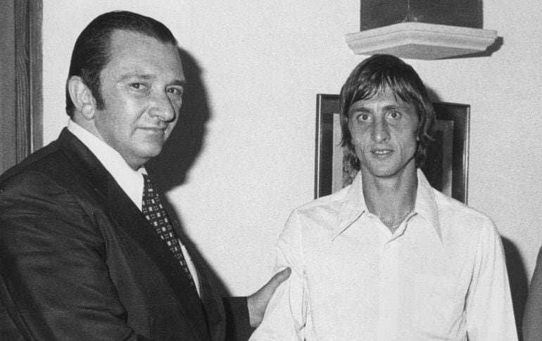 Agustí Montal, que dirigió el club catalán entre 1969 y 1977, da la bienvenida al club al jugador holandés Johan Cruyff