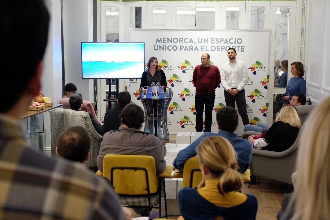 Maite Salord presentó ante la prensa especializada en Madrid las posibilidades de Menorca como destino de turismo deportivo.