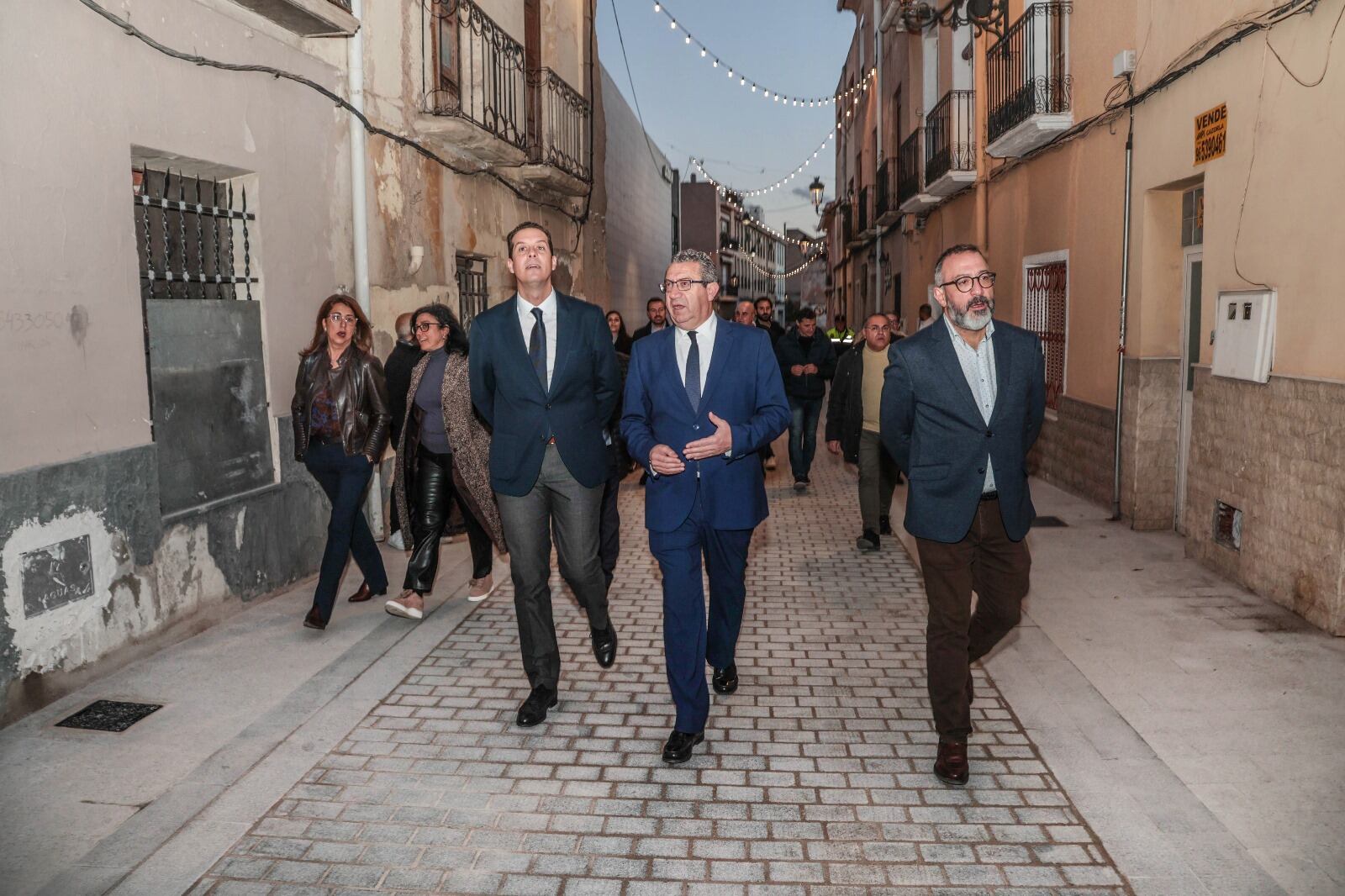 Toni Pérez pasea por la calle Independencia junto al alcalde de Elda, Rubén Alfaro, y miembros de la corporación municipal eldense