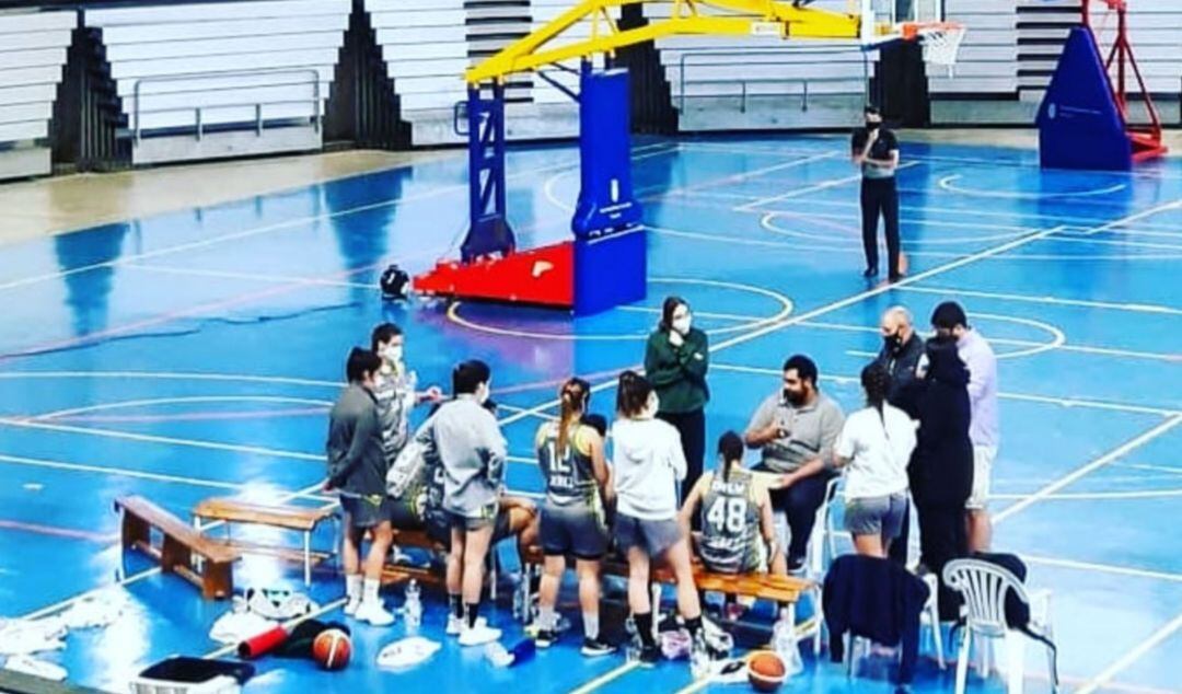 José Galán dando instrucciones a sus jugadiras en el Palacio