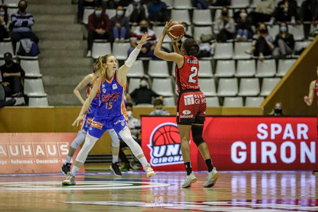 Adaora Elonu llançant a cistella davant de Laura Gil.