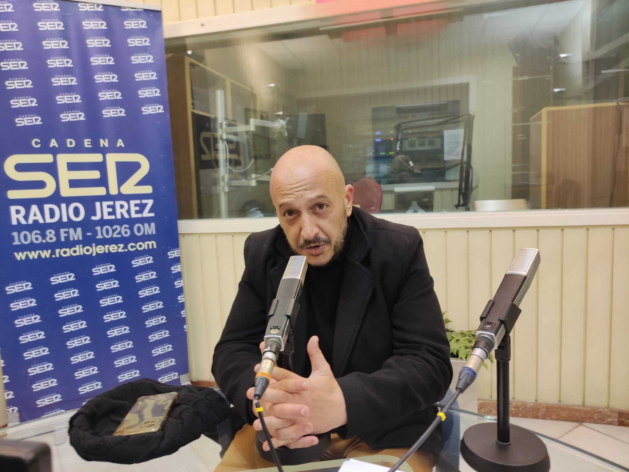 Raúl Ruiz-Berdejo durante una entrevista en Radio Jerez