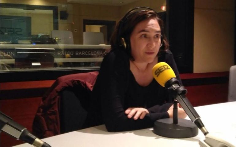 La alcaldesa de Barcelona, Ada Colau, durante la entrevista en los estudios de Radio Barcelona