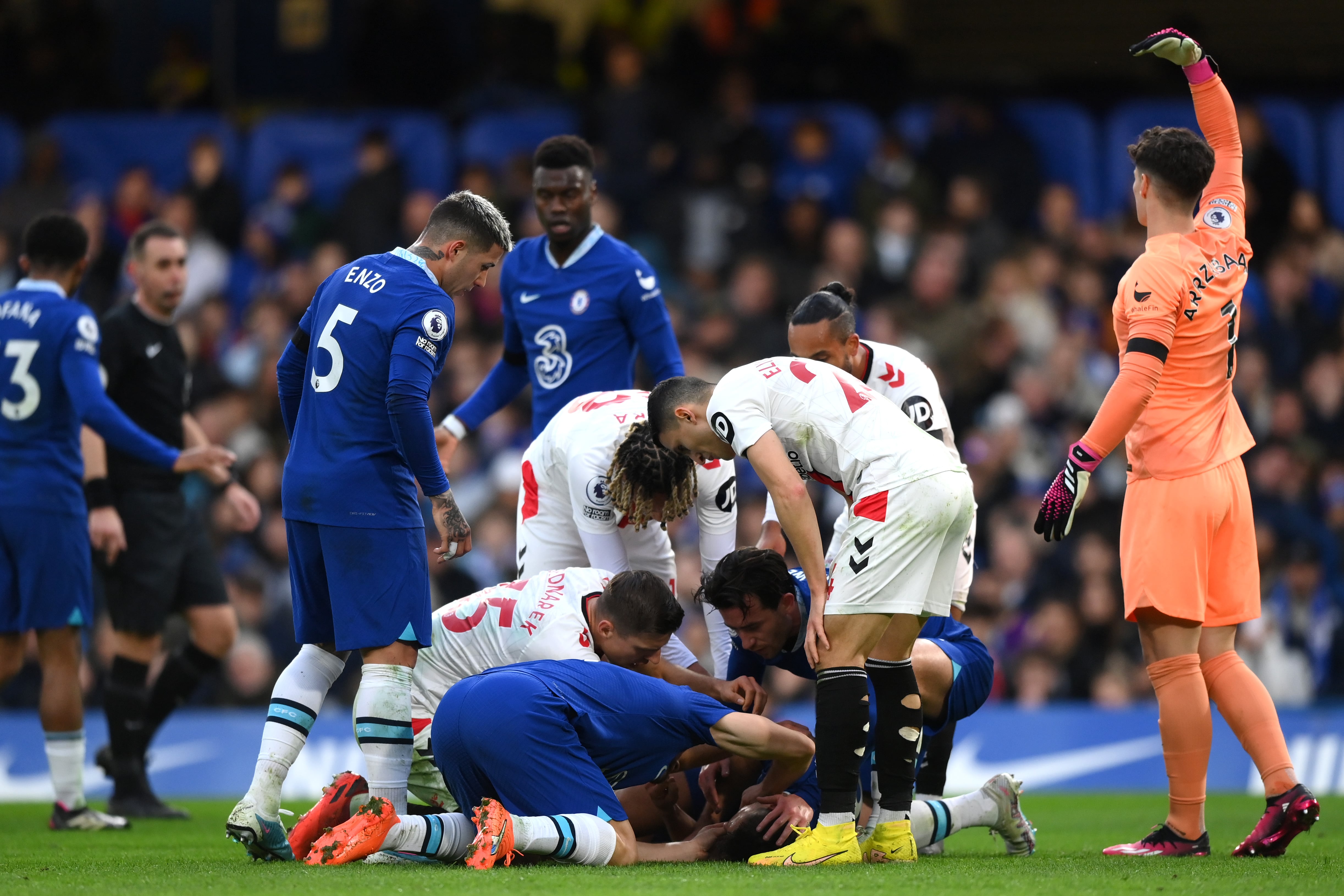 Cesar Azpilicueta se desploma tras una patada en el Chelsea-Southampton. (Photo by Justin Setterfield/Getty Images)