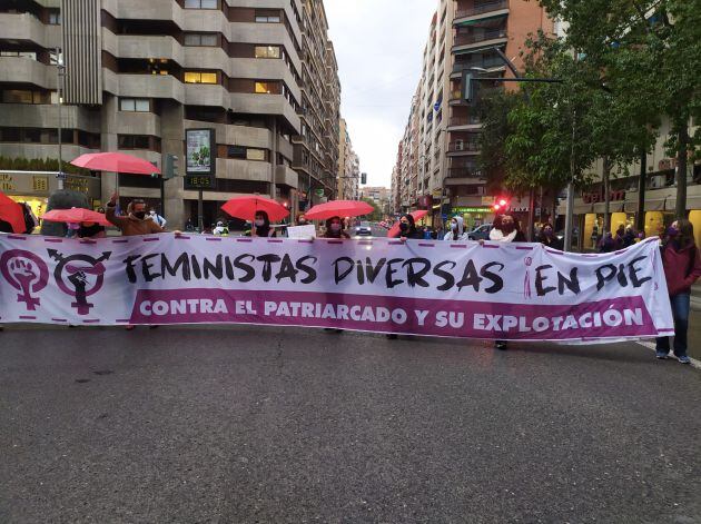 Pancarta de una de las organizaciones convocantes, los asistentes de esta manifestación que ha partido en primer lugar eran apenas los portadores