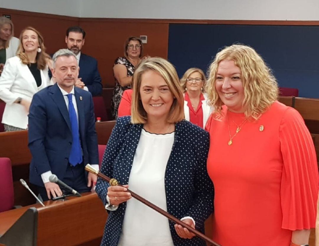 Flor Almón (PSOE) le cede la vara de mando de la ciudad de Motril a la nueva alcaldesa de la ciudad, Luisa García Chamorro (PP)