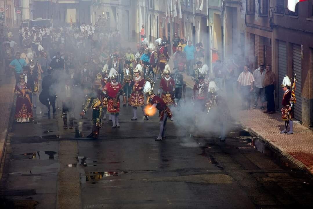 Acto festero con la comparsa de Guerreros