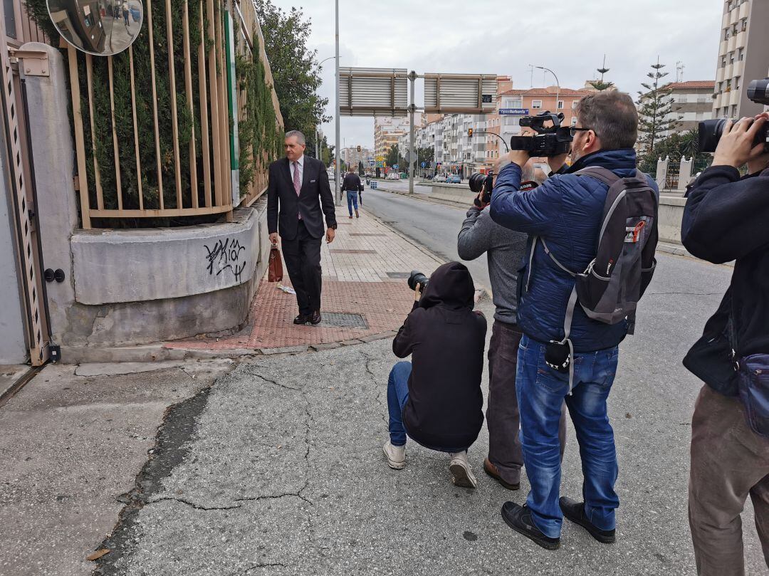 Paco Valverde, abogado de Víctor Sánchez del Amo, entrando al acto de conciliación
