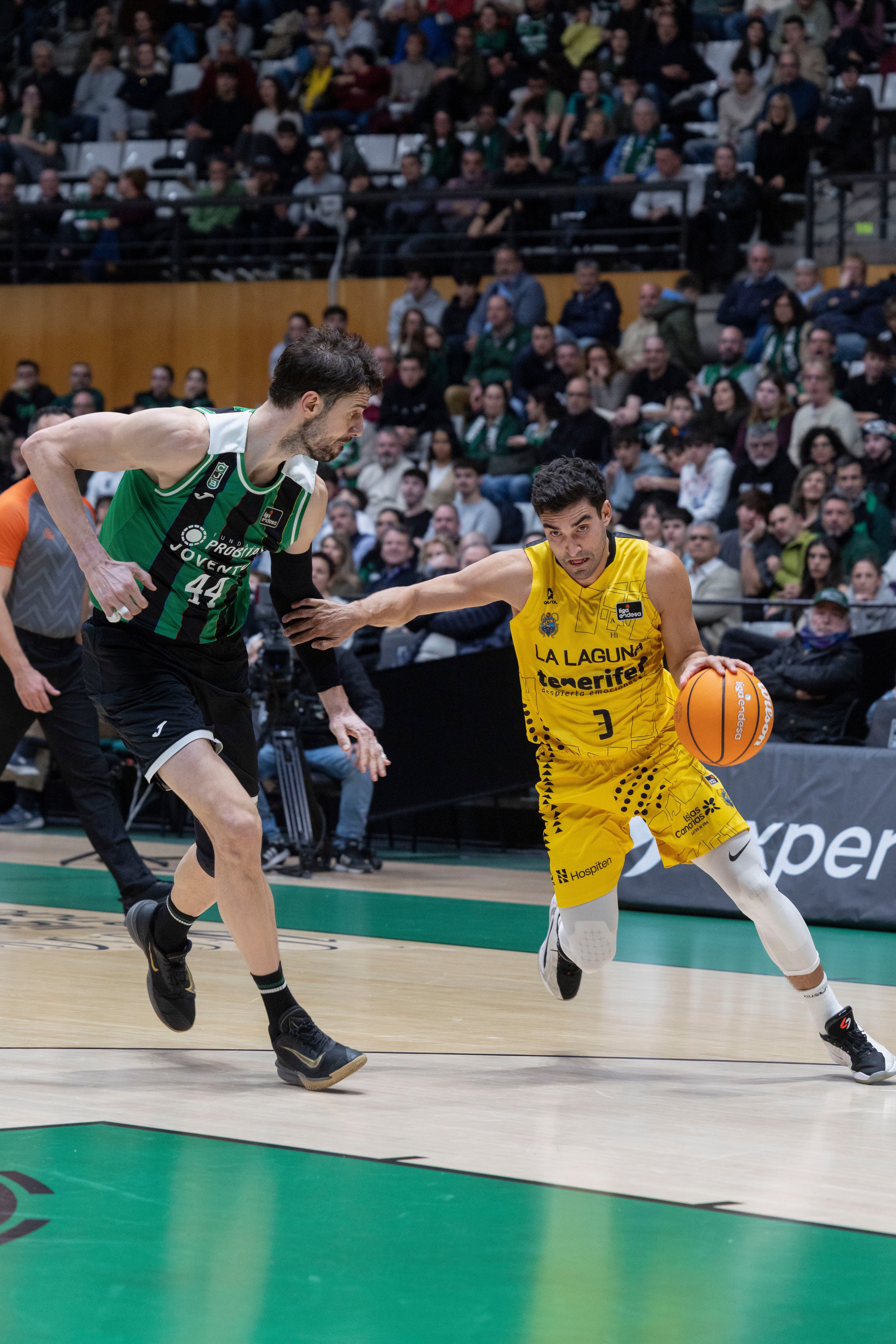 BADALONA (BARCELONA), 03/01/2026.- El base del La laguna Tenerife Jaime Fernández (d) intenta superar al croata Ante Tomic, del Club Joventut de Badalona, durante el partido de la jornada 13 de la Liga ACB que Joventut de Badalona y La Laguna Tenerife disputan hoy sábado en el Olímpico de Badalona. EFE/Marta Pérez