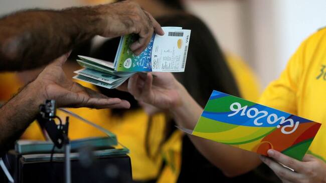 Un aficionado compra entradas para asistir a una de las pruebas de Río 2016