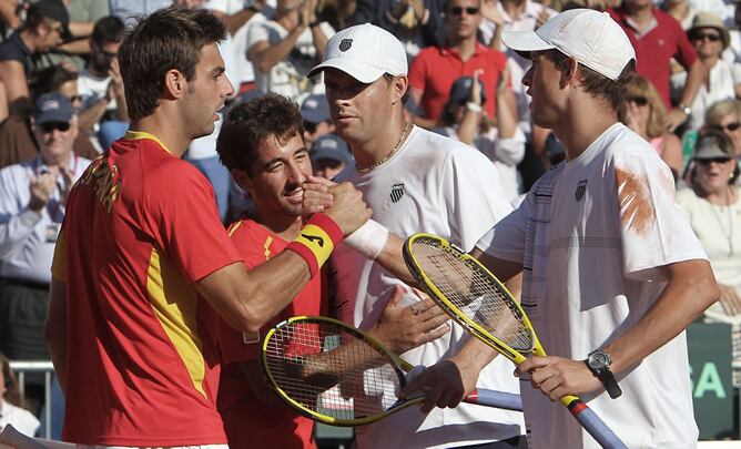 Los tenistas españoles Marcel Granollers y Marc López saludan a los tenistas estadounidenses Bob Bryan y Mike Bryan, tras finalizar el partido de dobles correspondiente a la semifinal de la Copa Davis.