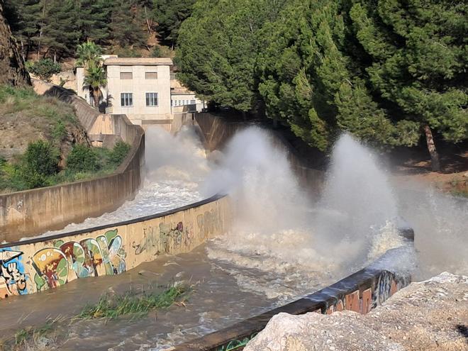 Presa del Limonero con las compuertas abiertas
